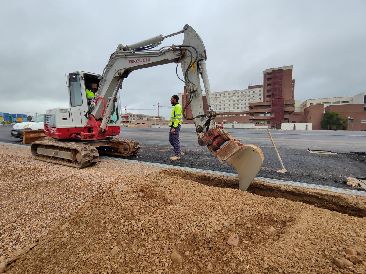 Las máquinas en las obras del futuro estacionamiento, que contará con 784 plazas.