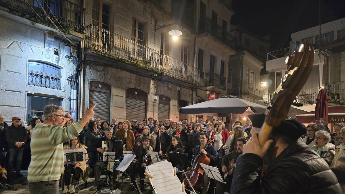 El Coro San José de Cangas retoma su ronda nocturna para cantar a Pepes y Pepitas