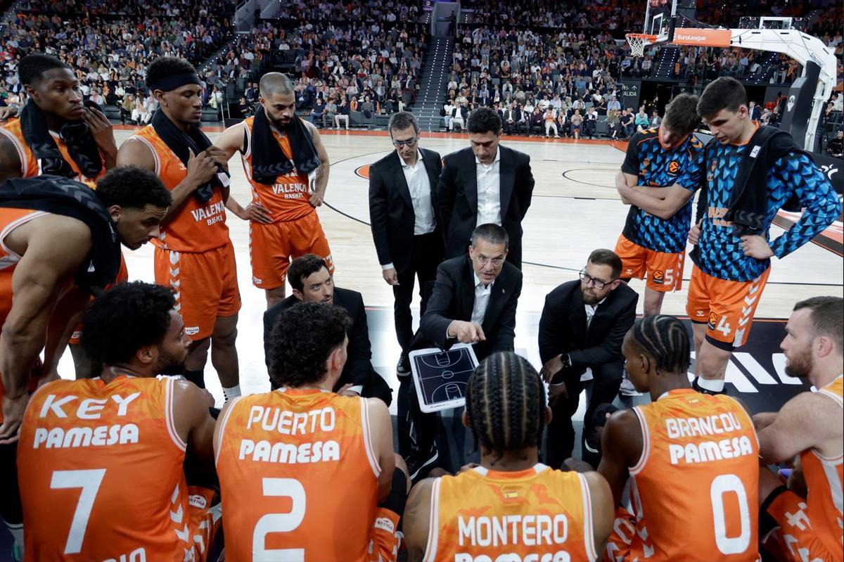 Pedro Martínez y los jugadores taronja, en el primer partido del playoff ante el Panathinaikos.
