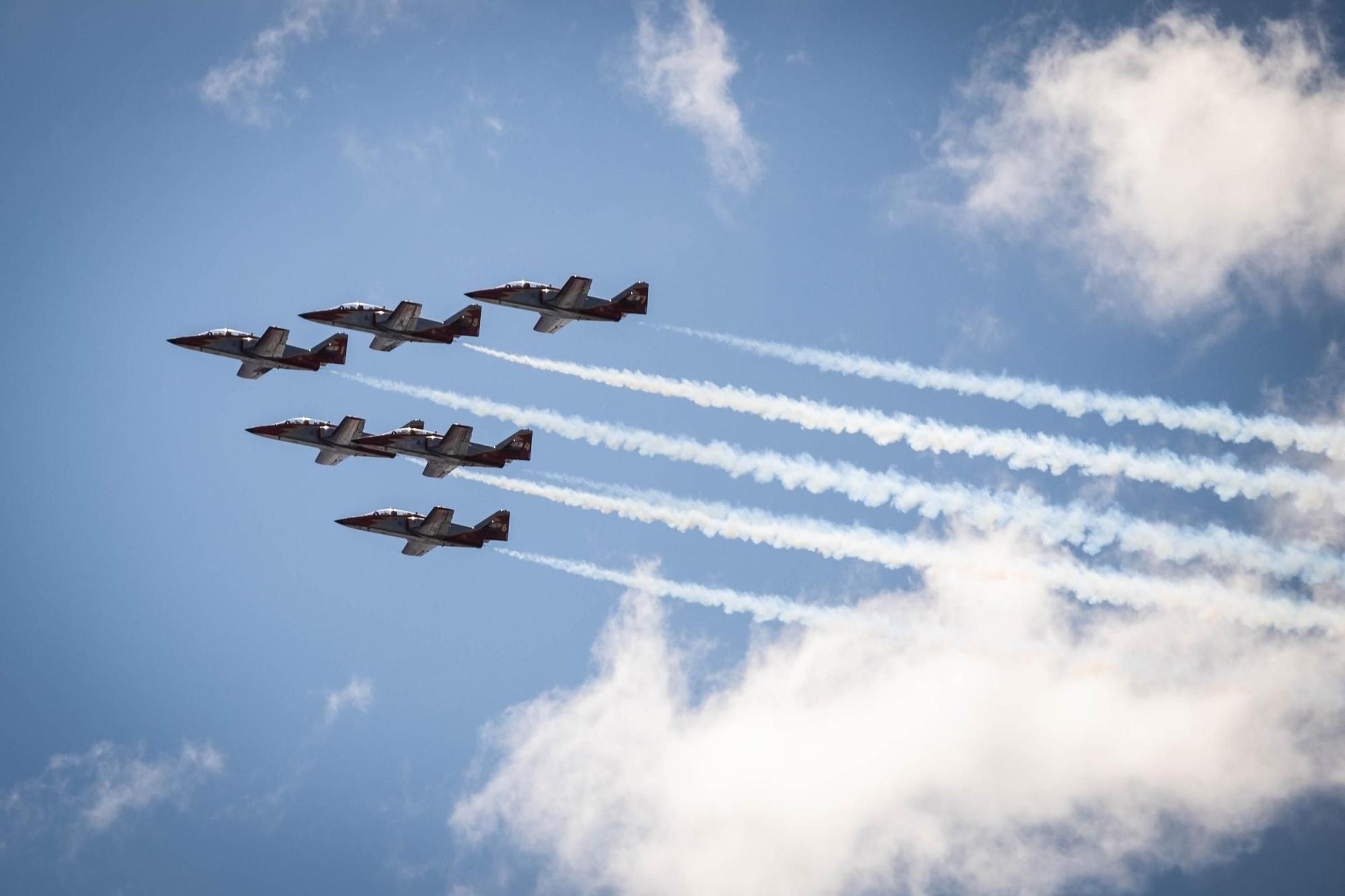 Ensayos para la exhibición aérea de la Patrulla Águila el fin de semana en Las Teresitas
