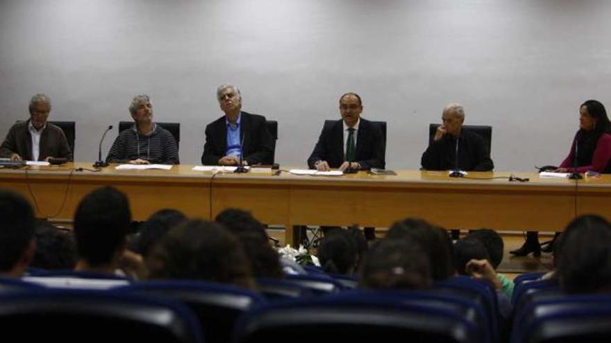 Los escritores Héctor Faciolince, Marcelo Birmajer, Alonso Cueto, el rector de la UA, Manuel Palomar, Luis Goytisolo y Carmen Alemany.