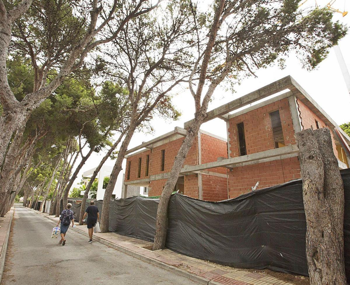 Construcción de un chalé de lujo en Muchavista que se paralizó en 2021 por no contar con licencia.