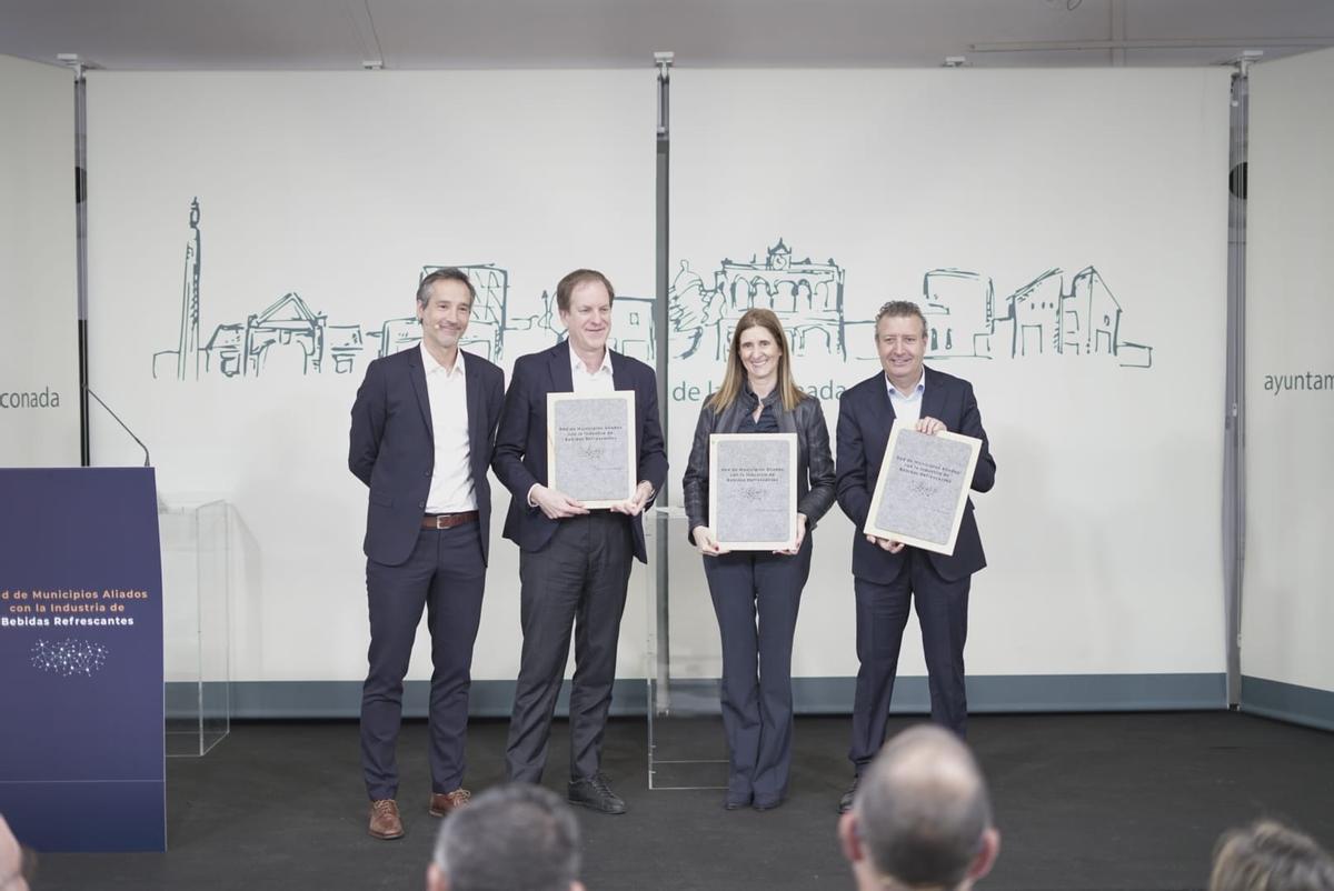 De izquierda a derecha; Iker Ganuza, presidente de la Asociación de Bebidas Refrescantes; Igor Unzalu, director general de Refresco Iberia; Esther Morillas, vicepresidenta de Comunicación, Asuntos Públicos y Sostenibilidad de Coca-Cola Europacific Partners y Javier Fernández de los Ríos, alcalde de La Rinconada.