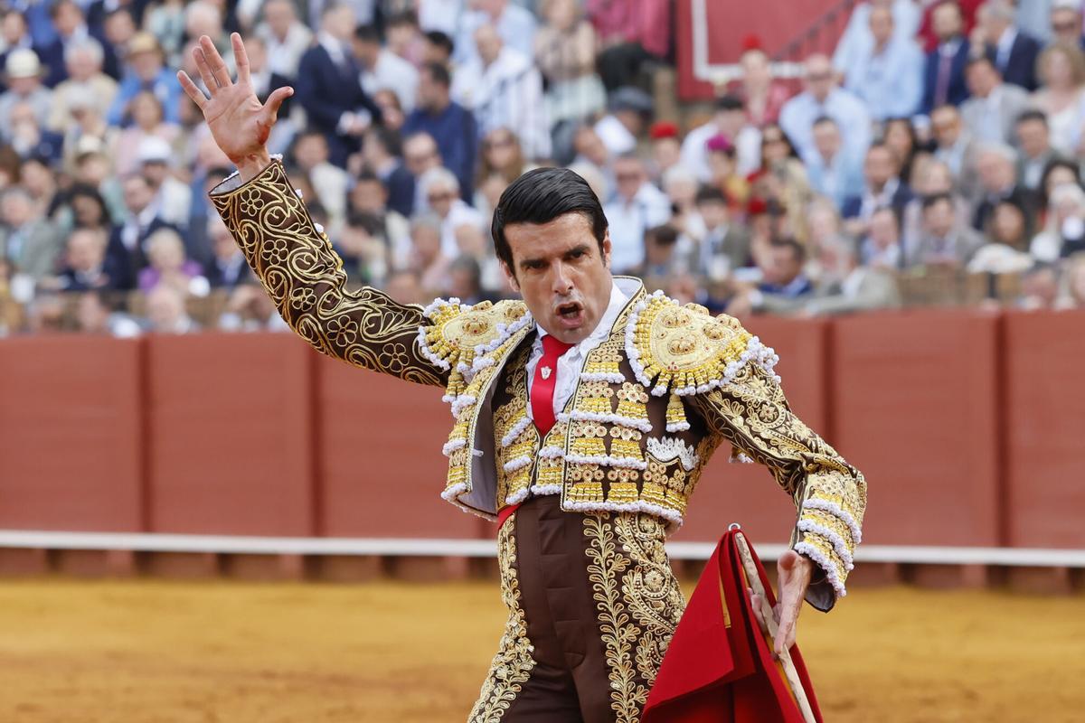 El diestro Emilio de Justo durante la lidia de su primer toro, en úndemia corrida de la Feria de Abril de Sevilla, con reses de la ganadería de El Parralejo, este miércoles en la plaza de la Maestranza.