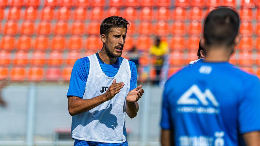 Alberto Villapalos en el calentamiento del partido ante el Rayo Majadahonda.