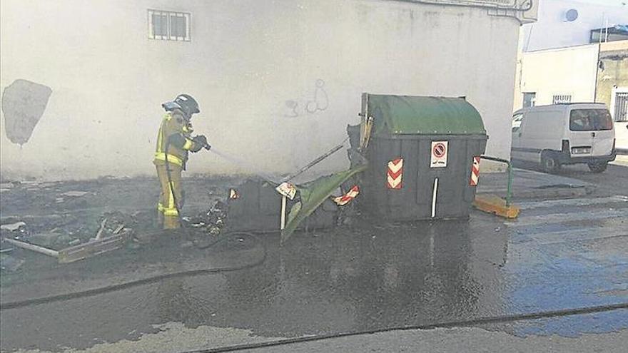 Arden 4 contenedores en una calle de San Roque de Badajoz