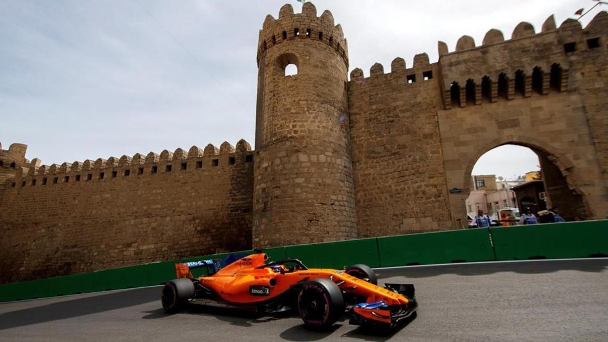 Fernando Alonso (McLaren-Renault), en los primeros ensayos de ayer en Baku.