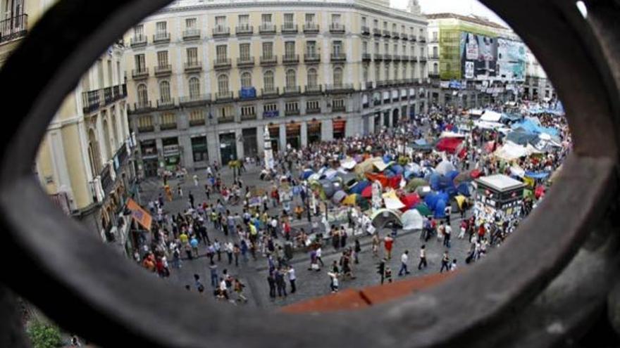 Los participantes en las concentraciones del Movimiento 15-M continúan acampados en la Puerta del Sol.