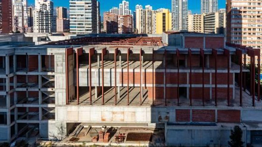 Imagen reciente del Centro Cultural de Benidorm, paralizado, con el «skyline» al fondo.