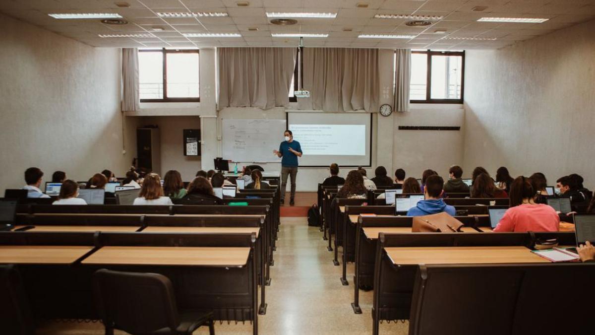 Un profesor imparte una clase a sus alumnos en la UIB.