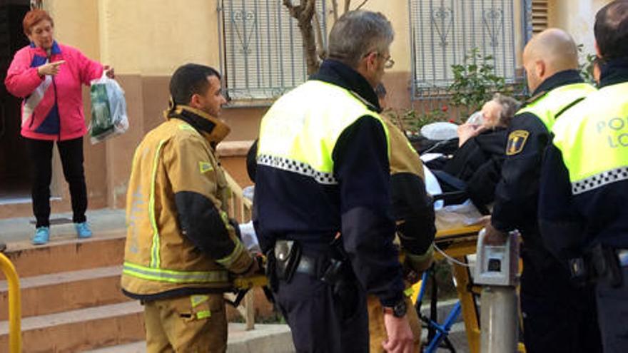 Salvan a una anciana que se desmayó al iniciarse un incendio en su casa de Dénia