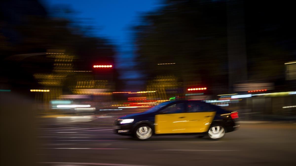 Un taxi circulando por Barcelona en una imagen de archivo. 