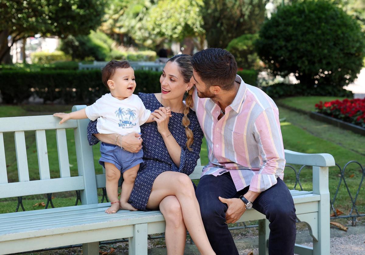Eduardo, siempre sonriente, con sus padres Paloma y Eduardo en la Alameda de Vigo