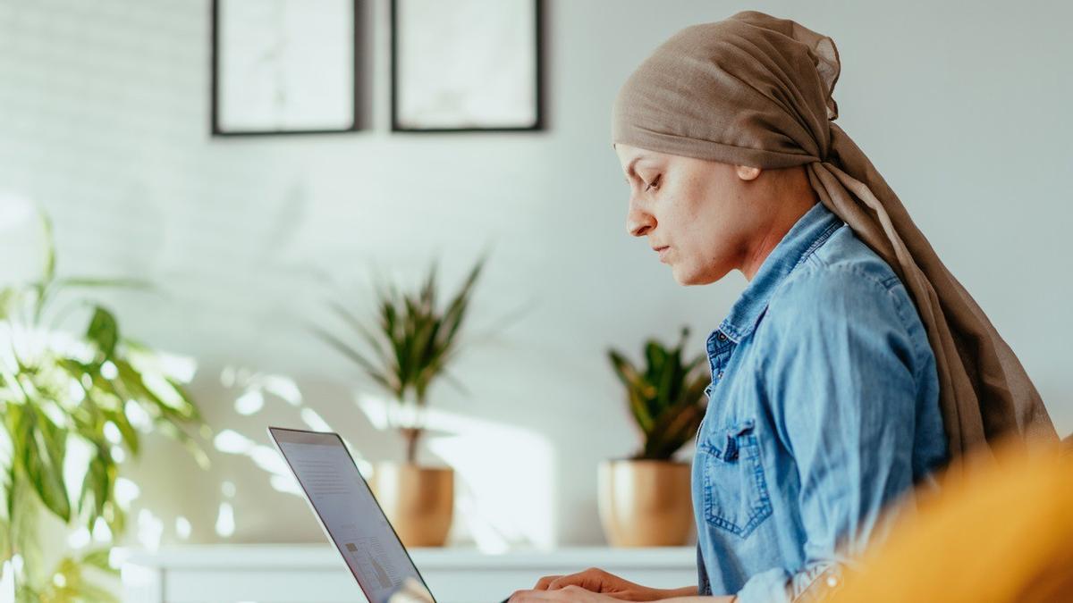 La mitad de los enfermos de cáncer querrían poder volver progresivamente al trabajo tras la baja, según un estudio.