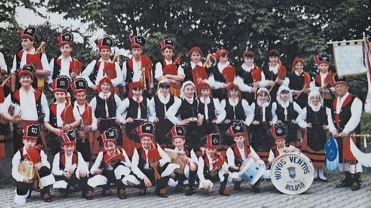 La formación de Novos Ventos de Beluso que en 1985 viajó a Alemania, en una imagen tomada en aquel viaje.
