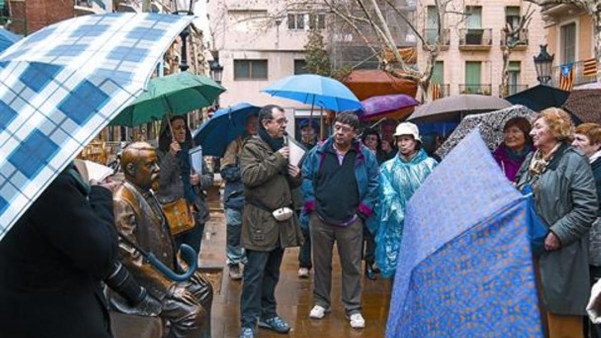 Rovira i Trias 8Carles Sanz explica la relación de esta plaza del arquitecto (su estatua, sentada) con Marsé.