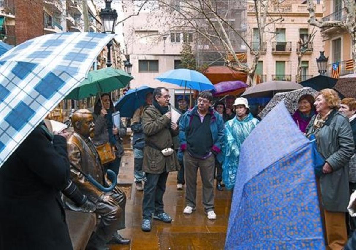 Rovira i Trias 8 Carles Sanz explica la relació d’aquesta plaça de l’arquitecte (l’estàtua, asseguda) amb Marsé.