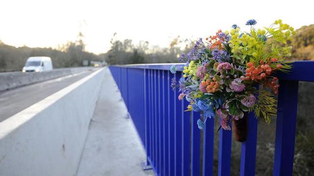 Un ramo de flores recuerda en
el puente, un año después, a
 los fallecidos.  | // BERNABÉ/JAVIER LALÍN
