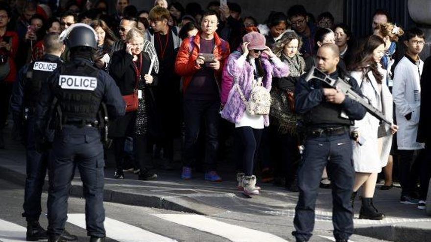 Militars abaten un home després d&#039;atacar un company en un accés al museu del Louvre