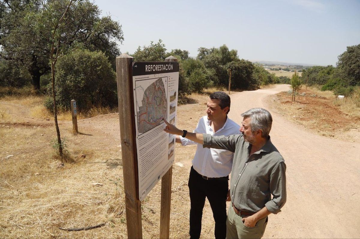 Torrico y Bellido consultan uno de los paneles de información del parque.