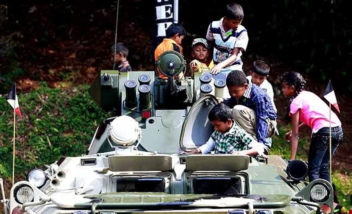 Un grup de nens juguen a sobre d’un vehicle blindat en una cerimònia per commemorar el 55 aniversari de l’Exèrcit del Cos de Blindats de Sri Lanka a Colombo.