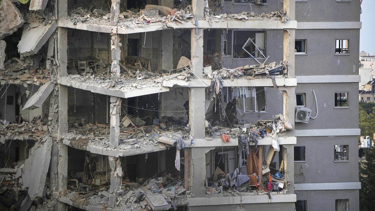Israeli security forces inspect destroyed buildings that were hit by a missile fired from Iran, near Tel Aviv, Israel, Sunday, June 15, 2025. (AP Photo/Ohad Zwigenberg) Associated Press / LaPresse Only italy and spain. EDITORIAL USE ONLY/ONLY ITALY AND SPAIN