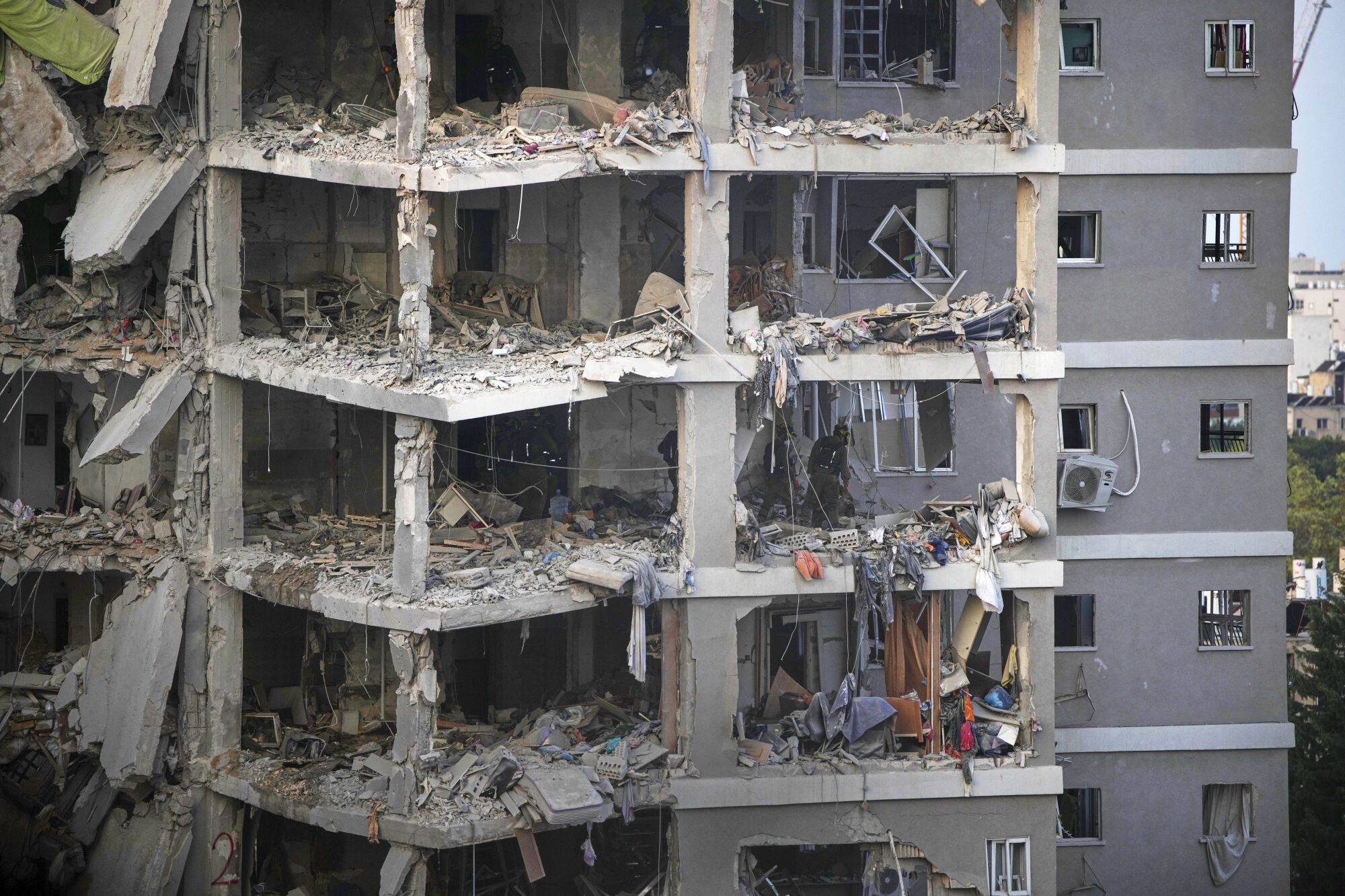 Israeli security forces inspect destroyed buildings that were hit by a missile fired from Iran, near Tel Aviv, Israel, Sunday, June 15, 2025. (AP Photo/Ohad Zwigenberg) Associated Press / LaPresse Only italy and spain. EDITORIAL USE ONLY/ONLY ITALY AND SPAIN