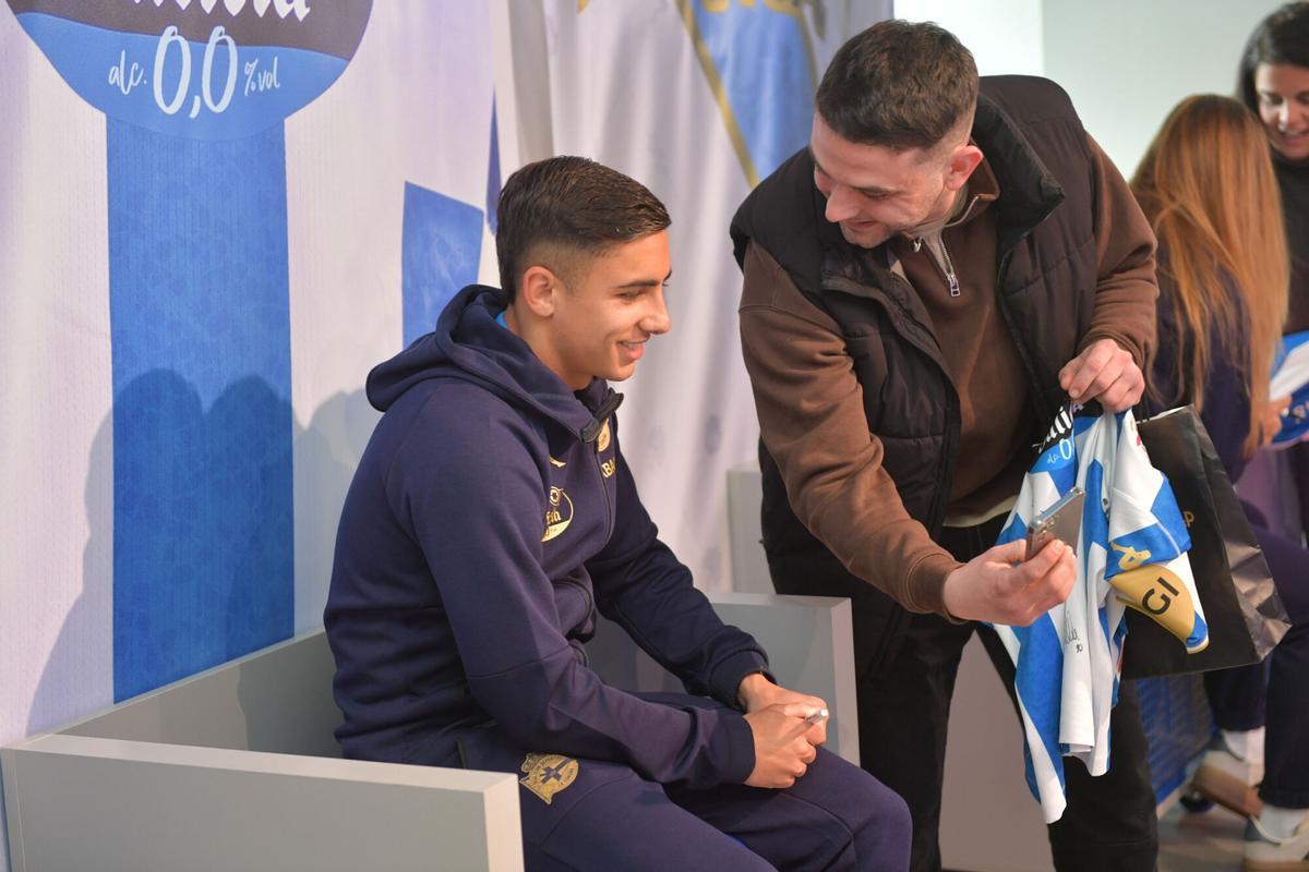 Yeremay Hernández, Luismi Cruz, Millene Cabral y
Noé González han estado presentes en la inauguración y han firmado autógrafos a los deportivistas Yeremay Hernández, Luismi Cruz, Millene Cabral y
Noé González han estado presentes en la inauguración y han firmado autógrafos a los deportivistas