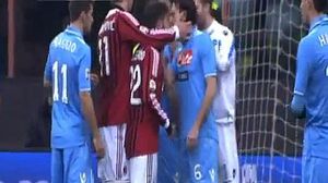 Ibrahimovic agredeix Salvatore Aronica en un partit entre el Milan i el Nàpols.