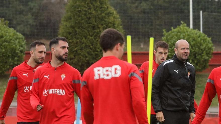 Cali, Insua y Pola, con Ramírez a la derecha y Aspra de espaldas, ayer, en el entrenamiento en Mareo. | Juan Plaza