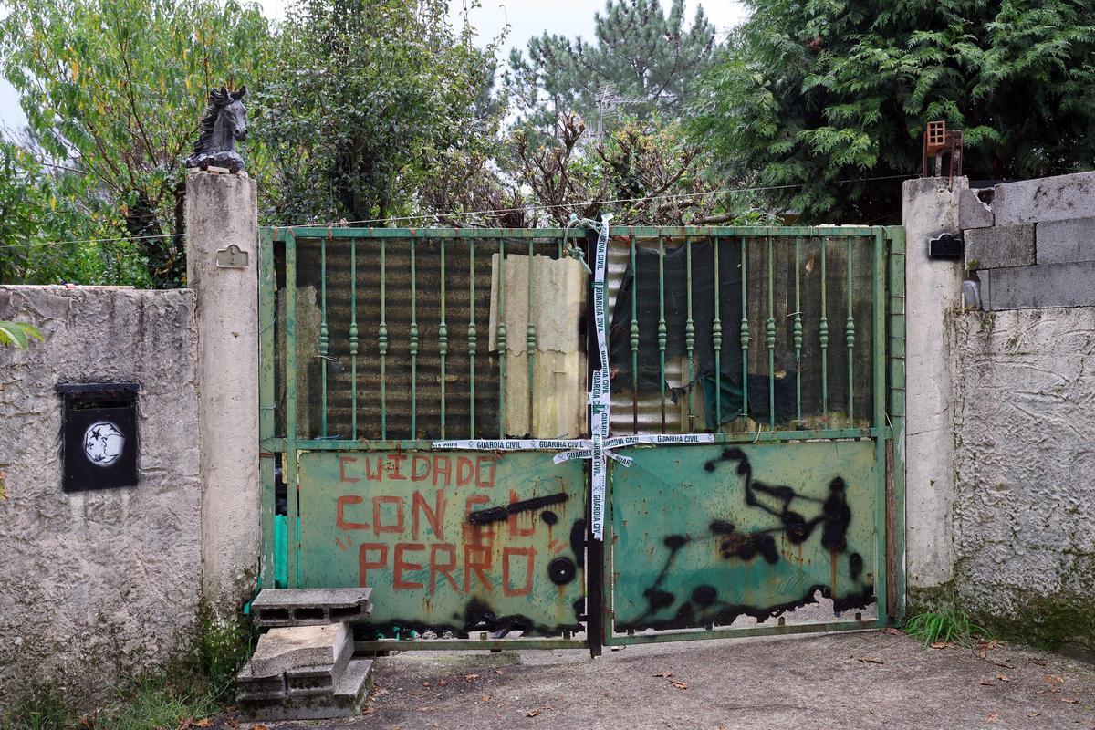 Portal de entrada a la vivienda del presunto homicida en Belesar, ante el cual fue hallado el cadáver de la víctima.