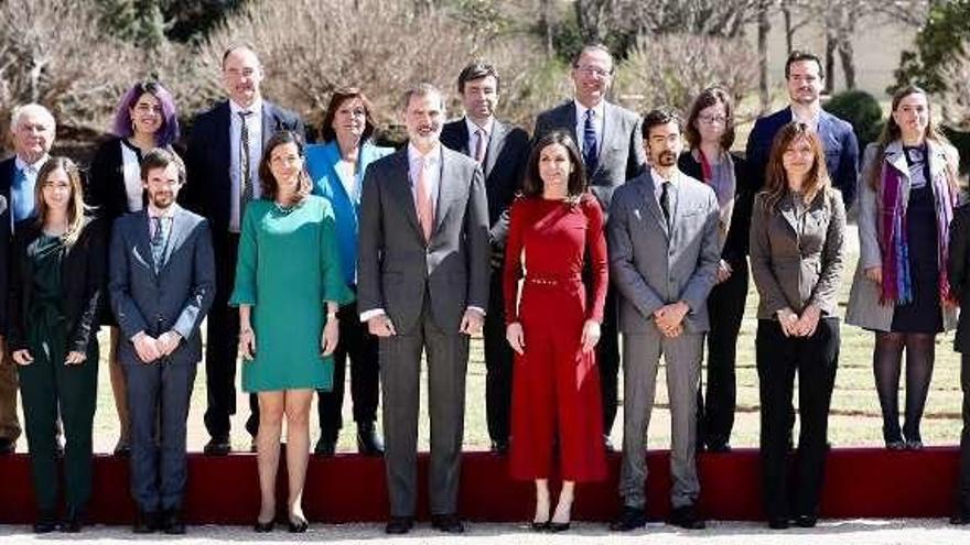 Los Reyes, en una foto de familia con los 20 científicos españoles de más éxito en El Pardo. // E. P.