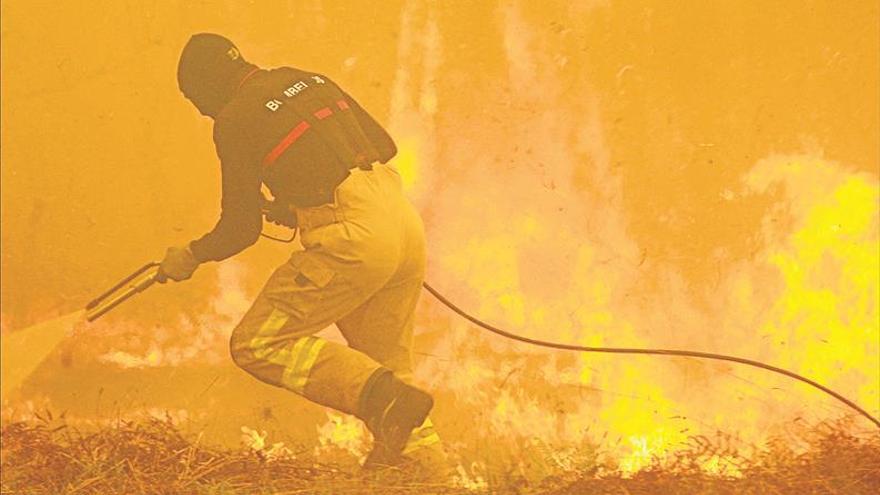 Dos muertos y miles de hectáreas arrasadas por el fuego en Galicia