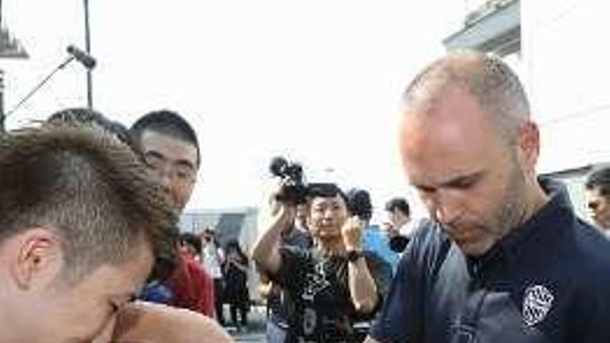 Iniesta, a su llegada a Japón.