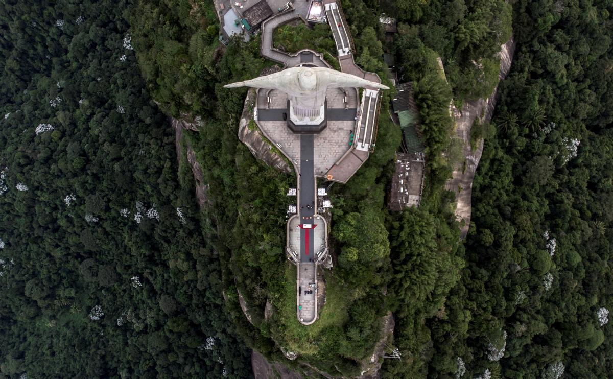 Fotografía de archivo fechada el 11 de enero de 2014 y tomada con un dron que muestra la estatua del Cristo Redentor.