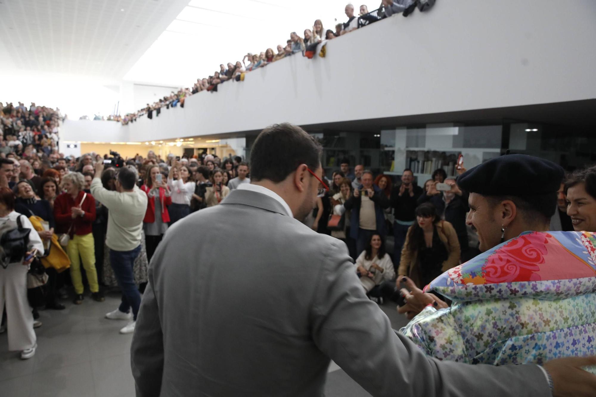 En imágenes: Así fue la inauguración de la exposición de Rodrigo Cuevas en la Laboral Centro de Arte