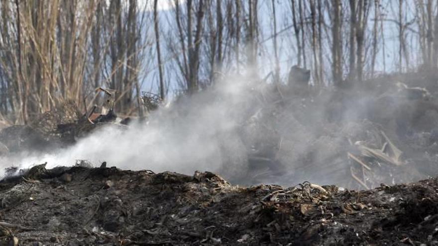 El vertedero ilegal de Sollana aún desprende humo dos   meses después del incendio