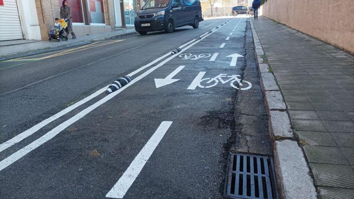 Un exemple de la perillositat del carril bici a Figueres.