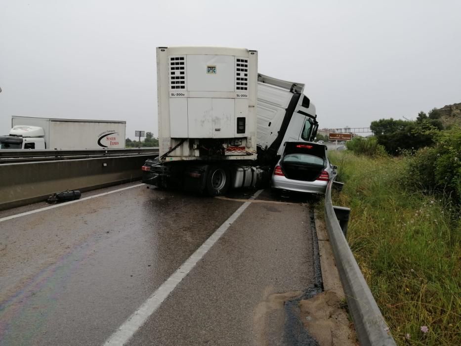 Un camió i un turisme s'accidenten a la C-55, a Manresa