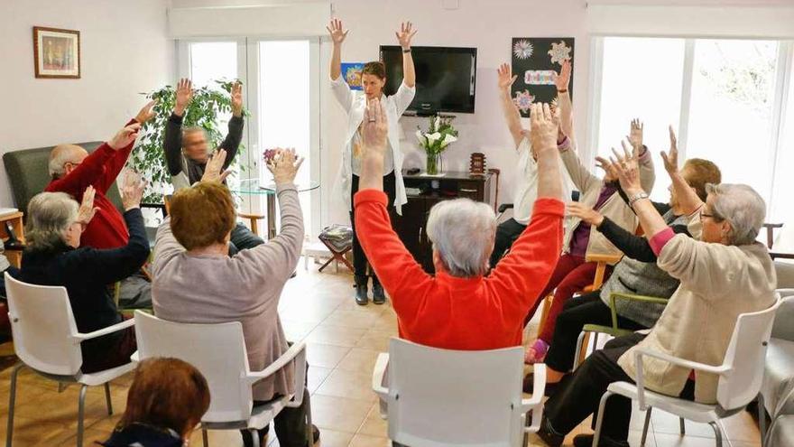 Varios mayores realizan una actividad en una residencia.