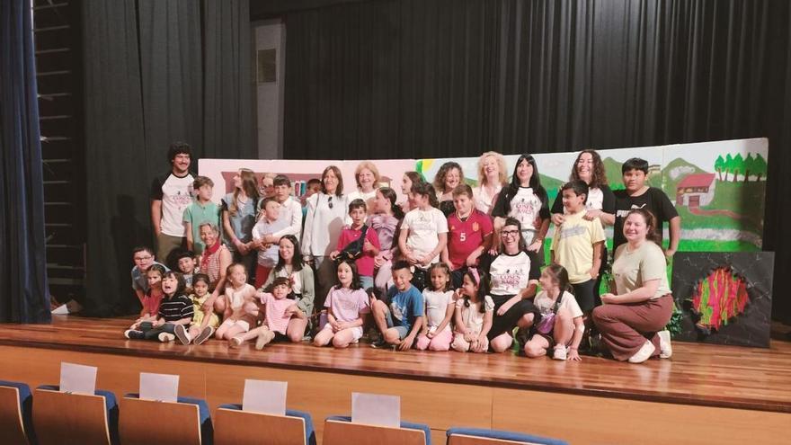 Éxito de "Coses rares", la versión asturiana de "Stranger things" de los alumnos del colegio de Felechosa