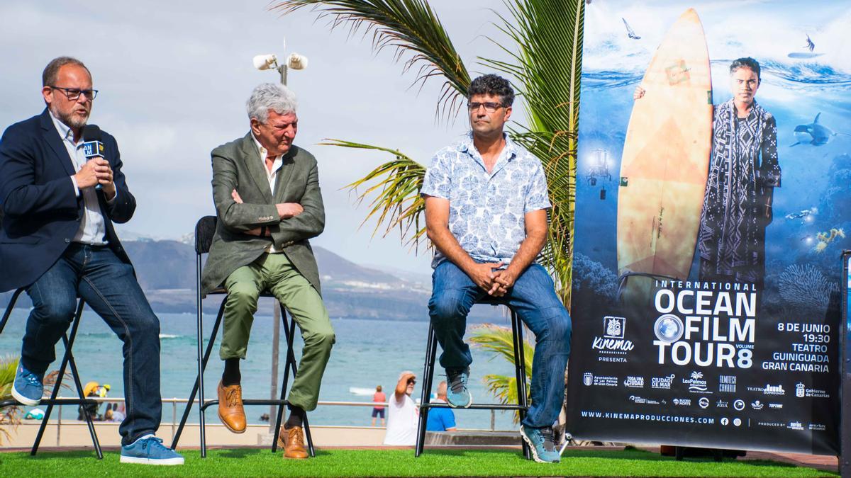 Los concejales del Ayuntamiento de Las Palmas de Gran Canaria José Eduardo Ramírez y Pedro Quevedo junto al representante de Kinema, Pablo González.