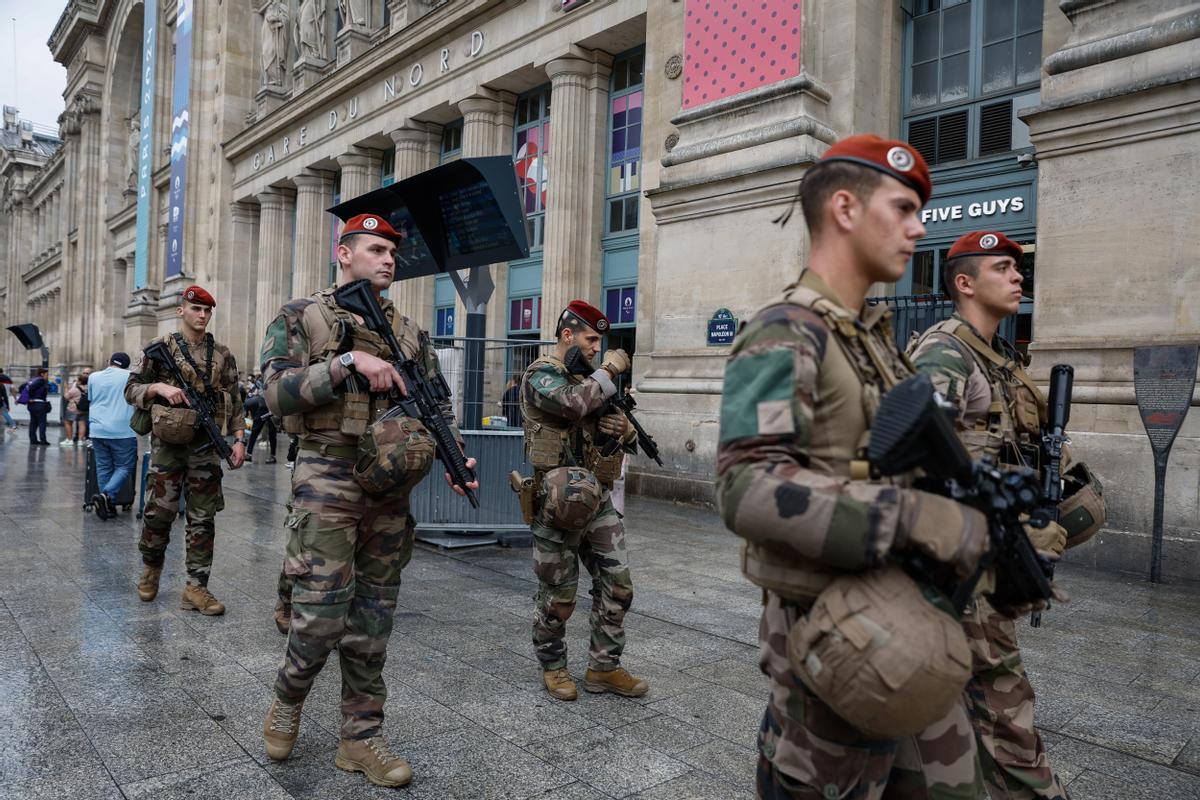 Paris (France), 26/07/2024.- French military personnel patrol outside Gare du Nord station in Paris, France, 26 July 2024. Frances high speed rail network TGV was severely disrupted on 26 July following a massive attack, according to train operator SNCF, just hours before the opening ceremony of the Paris 2024 Olympic games. French Transport Minister Patrice Vergriete condemned these criminal actions saying that they would seriously disrupt traffic until this weekend. Around 800,000 passengers are expected to be affected over the weekend. (Francia) EFE/EPA/MAST IRHAM