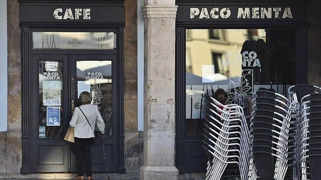 El café Paco Menta, en Avilés, cerrado tras conocerse que un trabajador había dado positivo por covid.