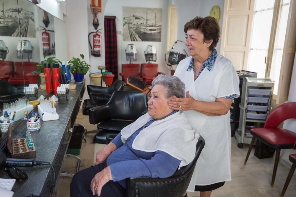 La peluquera Carmen Serra se jubila con 85 años.