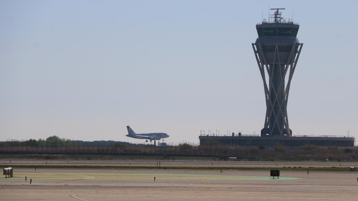 Imatge d&#039;un avió aterrant a l&#039;aeroport del Prat vist des de les pistes