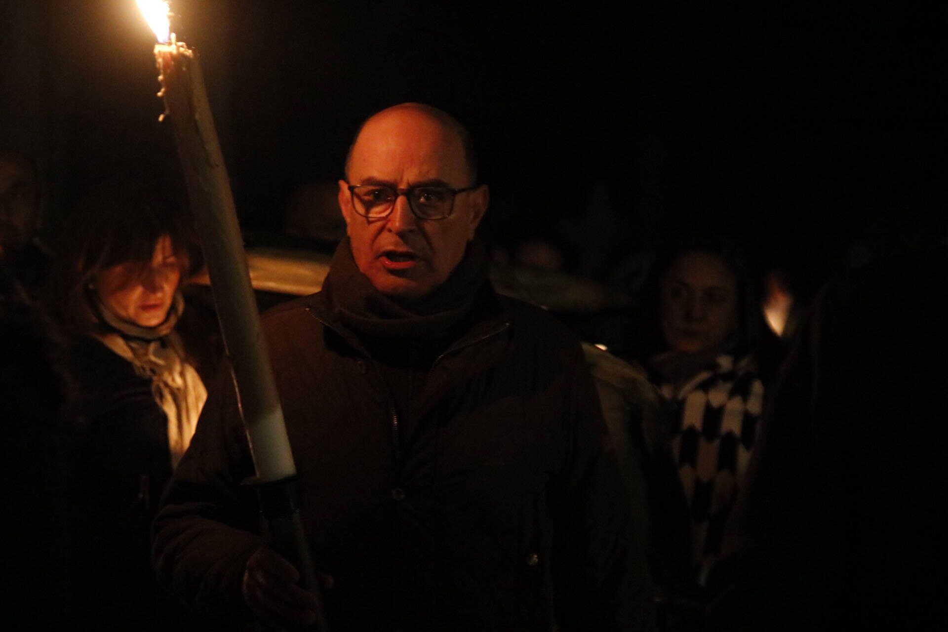 La procesión de las ánimas recorre el cementerio de San Atilano de Zamora con motivo de la noche de Difuntos y con la única iluminación de velas o faroles