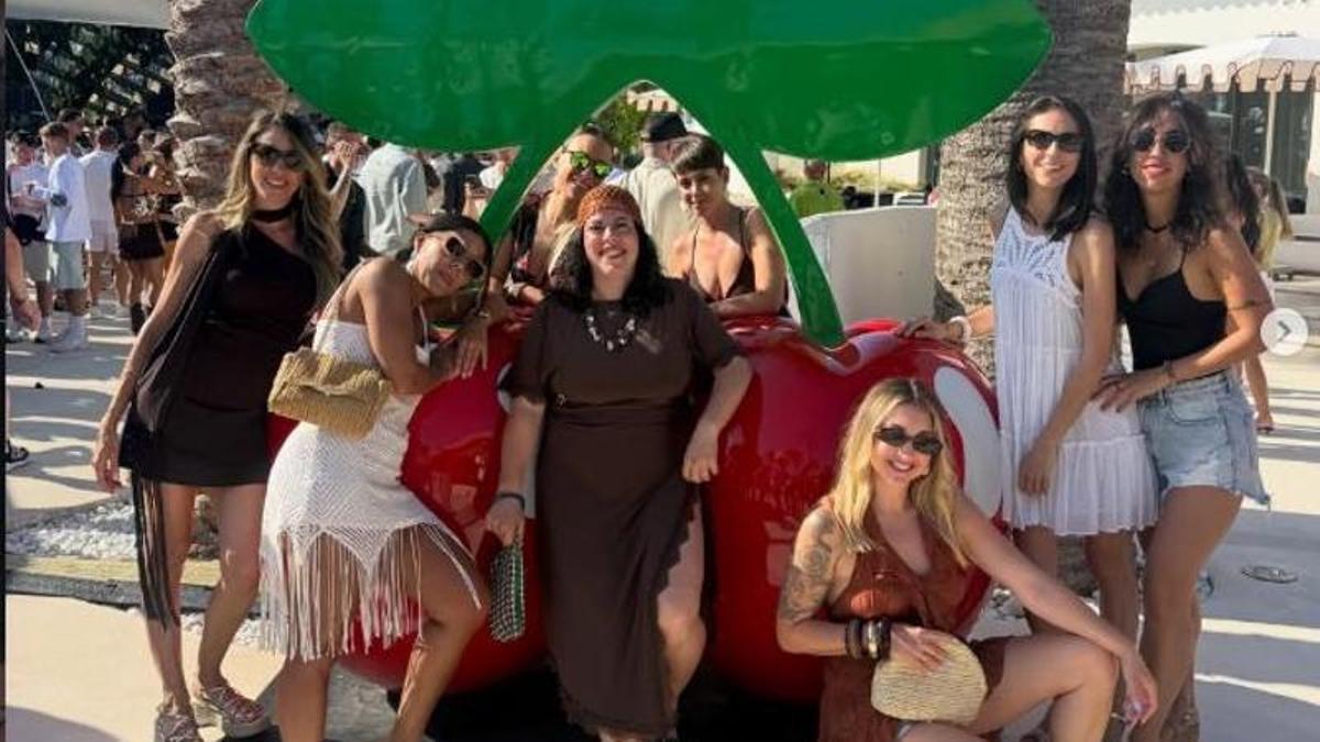 El grupo de amigas en una de las fiestas de una discoteca en Ibiza.