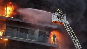 Un incendio devora un edificio de Valencia