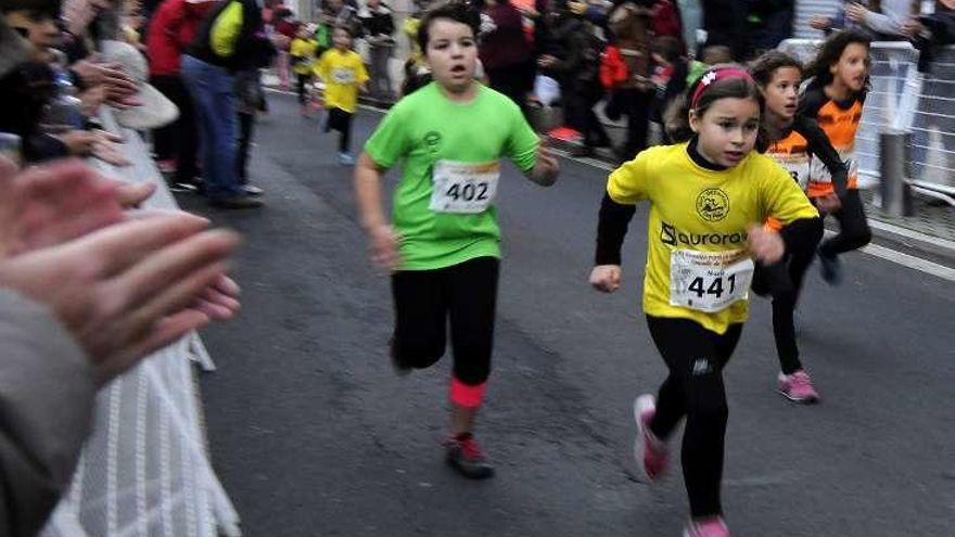 Niños, corriendo en la Carreira da Richada. // Bernabé / Javier Lalín